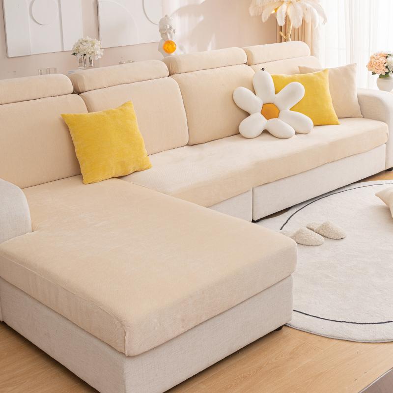 Minimalistyczny nowoczesny pokrowiec na sofę w jednolitym kolorze jest uniwersalny na cały rok, antypoślizgowy, odporny na zabrudzenia, przyjazny zwierzętom i można go prać w pralce.