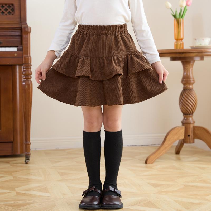 Modischer gerüschter Baumwollsamt-Kurzrock für Mädchen für Herbst und Winter. Süßer gefalteter kurzer Prinzessinnenrock für Kinder.
