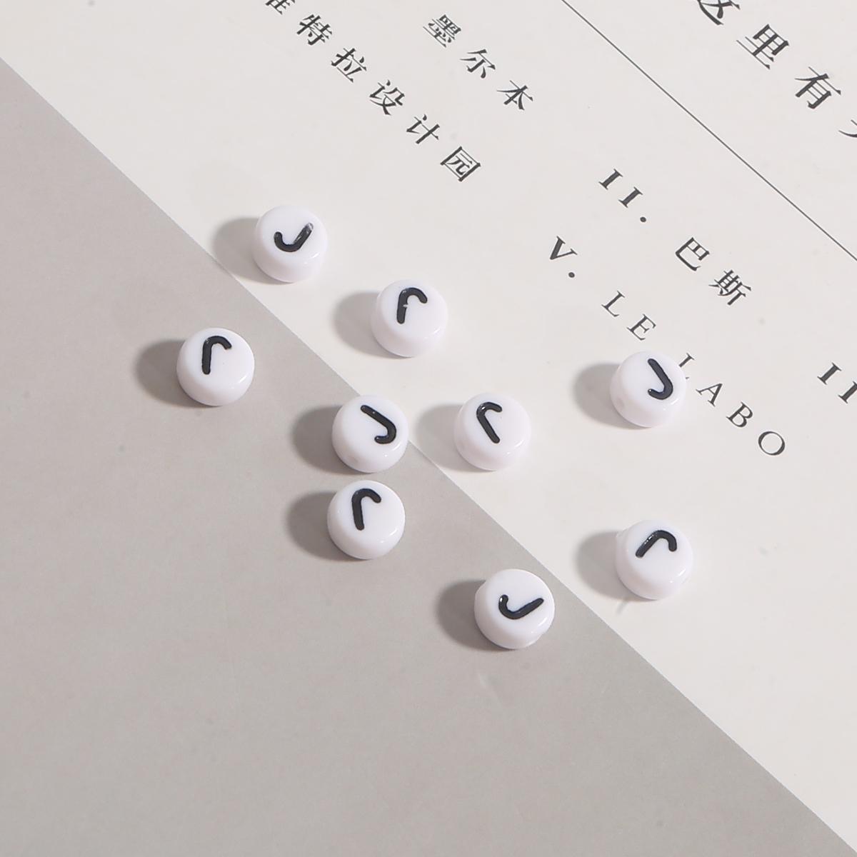 

100 шт. Літери з бісеру. Круглі літери. Алфавітні намистини. Акрилові намистини. Виготовлення ювелірних виробів своїми руками. Браслети. Намисто. Аксесуари. J чорний/білий