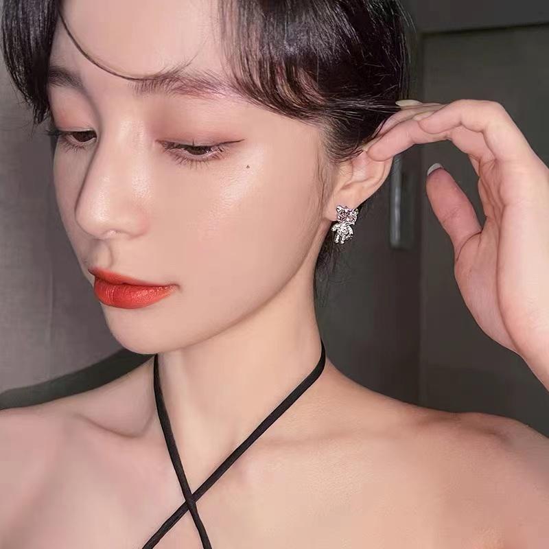 New Fashion Trend Unique Design Geometric Elegant Delicate Asymmetric Bear Zircon Heart Stud Earrings Women 'S Jewelry Gifts