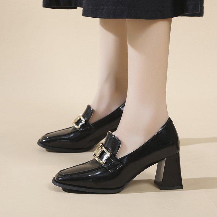 נעלי עקב גבוהות עם עקב עבה לנשים באביב ובסתיו 2025, נעלי עור קטנות חדשות לנשים, ראש מרובע, פתח נמוך, קישוט מתכת