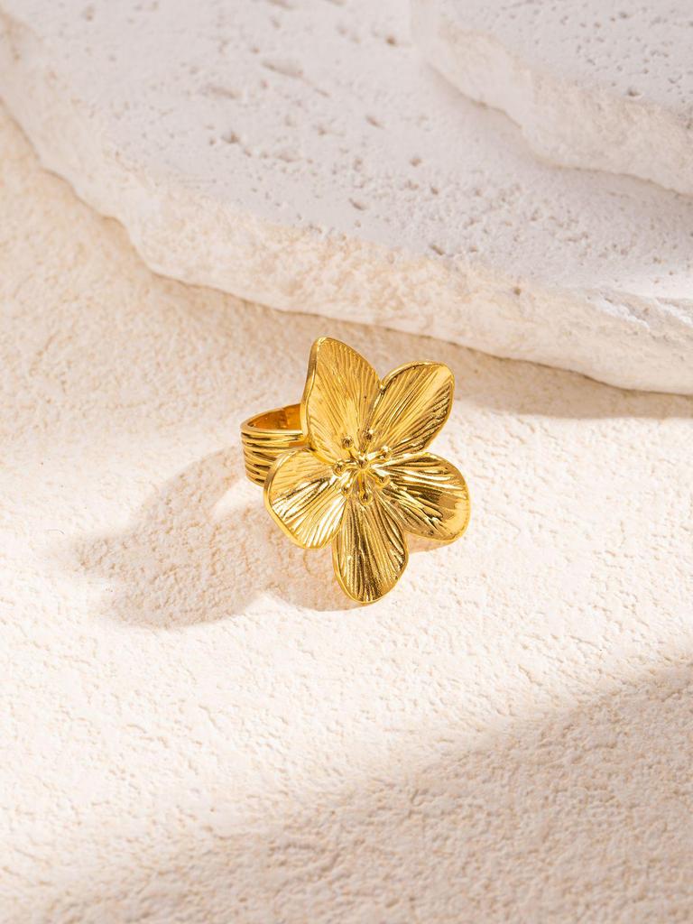 Titanium Steel Light Luxury European and American Golden Flower Clavicle Necklace 