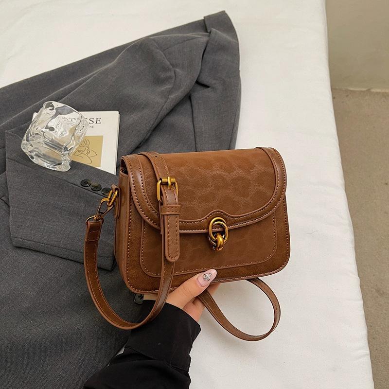 

This year s popular bags are simple and retro niche textured bags for women s 2025 new leopard print commuter messenger small square bag. коричневий