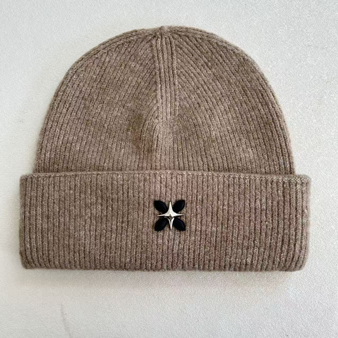 Unisex Oversized Slouchy Fit Star Metal Logo Knit Beanie - Soft Ribbed Winter Warm Cuffed Skull Cap For Men Women Couple Outdoor