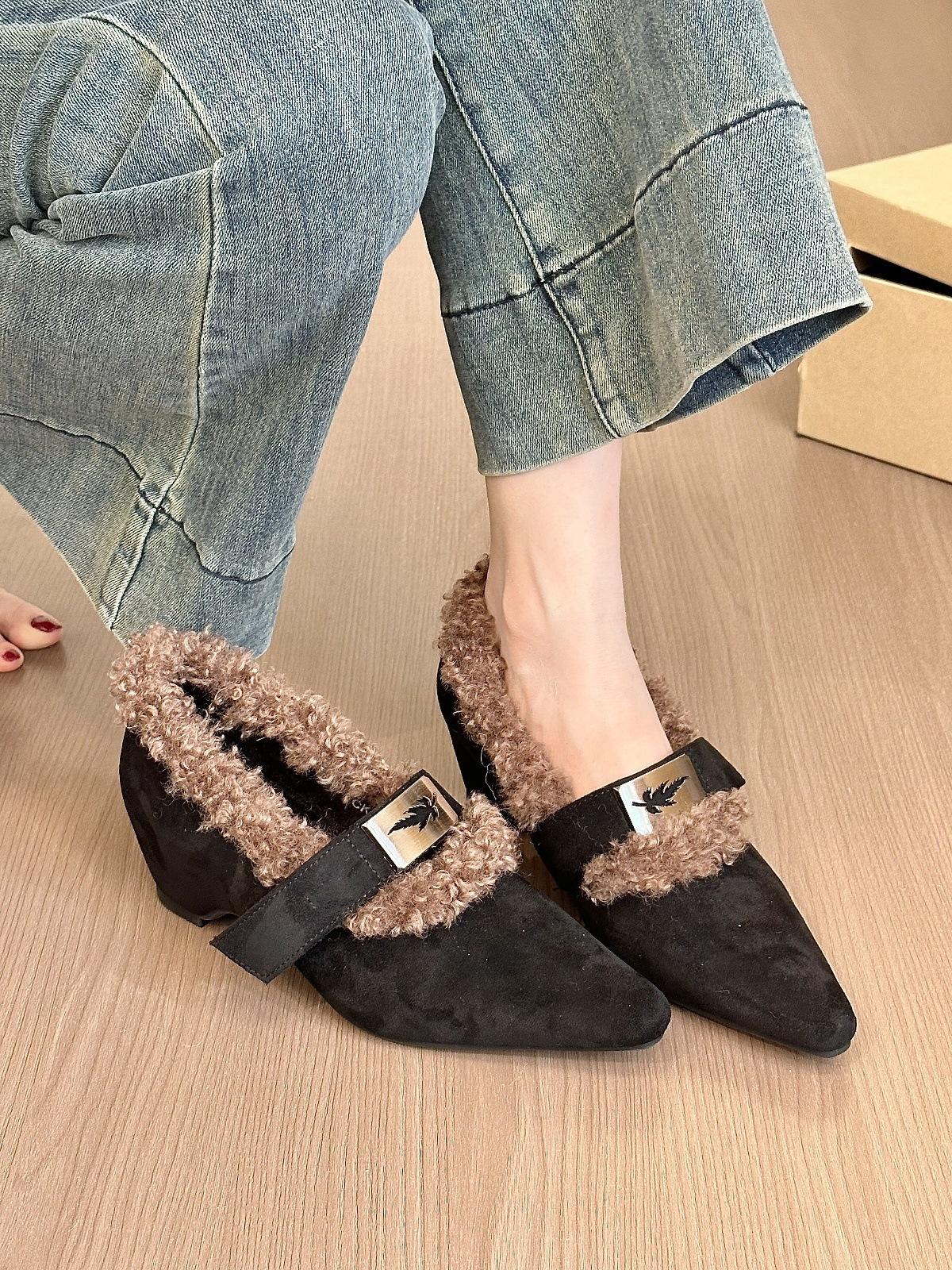 

Retro beauty! Temperament suede pointed metal buckle Mary Jane shoes winter velvet wedge single shoes 40 чорний