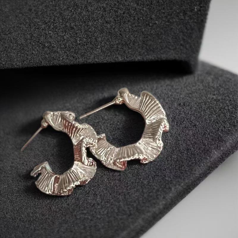 Korean Pleated Lace C-shaped Earrings: Geometric Fashion with Exquisite Texture and Cool Style. серебряный