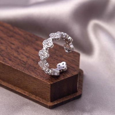 Exquisite Adjustable Women's Four-Leaf Clover Diamond Ring - Trendy and Stylish Cold Tone Design