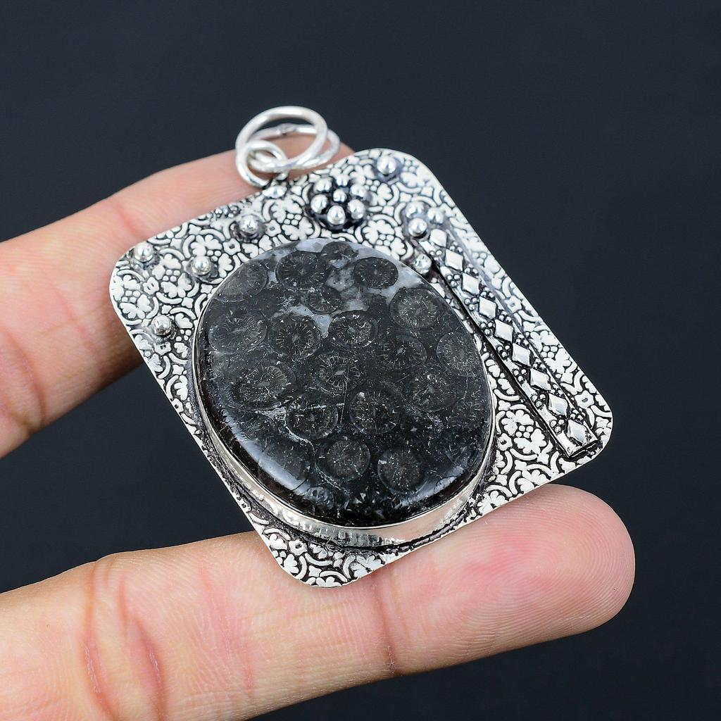 Schwestern Tag Sale Wurzelchakra Schwarzer Fossiler Korallenstein Trendiger Anhänger 925 Silber