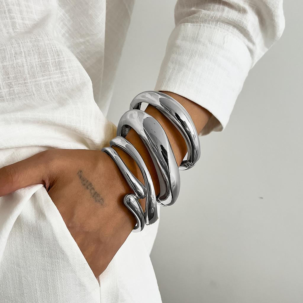 Bracciale Semplice a Forma di Goccia d'Acqua in Metallo Liscio, Bracciale Fashion Irregolare a Molla Aperta