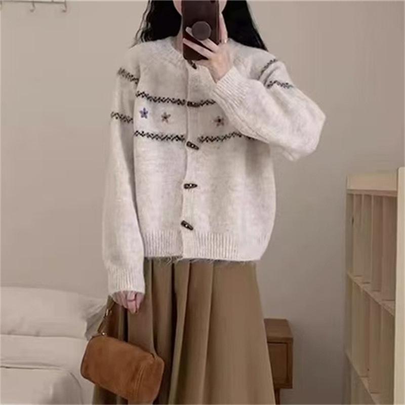 

Новый осенне-зимний вязаный кардиган с круглым вырезом и пуговицами-рожками для женщин, повседневный и универсальный свитер с вышивкой в лесном стиле one size бежевый/абрикосовый