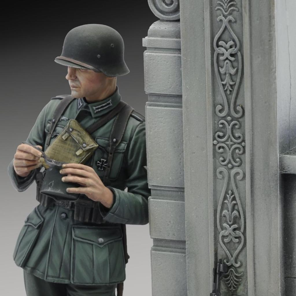 Royal Model WW2 German Soldier Eating 75mm Resin Kit RM958 1/24 (person)