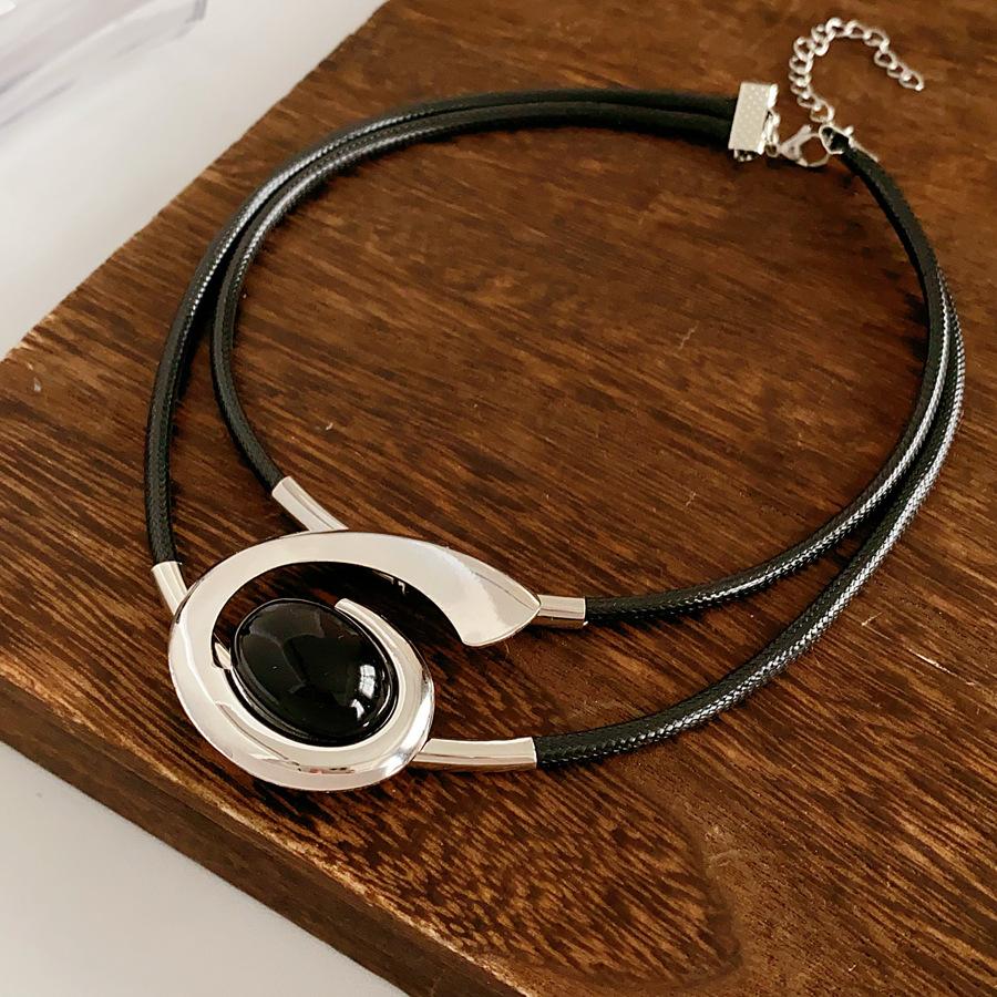 

Ретро Овальная Спиральная Двухслойная Костюм Женская Мода Простая Личность Универсальные Ювелирные Изделия Чувство Дизайна Нишевая Легкая Роскошь