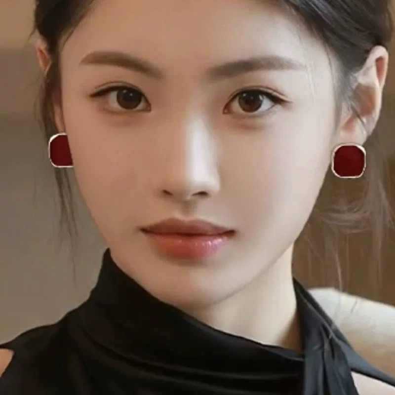 Retro Red Square Stud Earrings, New Popular Earrings, Design Sense, Advanced Temperament, Niche Earrings Tide
