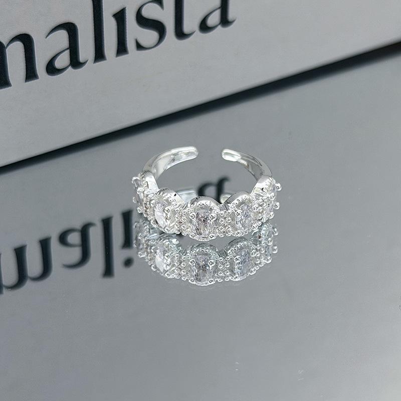 Leichter Luxus Wunderschöner Voll-Diamant Hohl Retro Graviert Offener Ring Geometrisches Muster Stapelbar Tragen Nische High-End Ring Frau