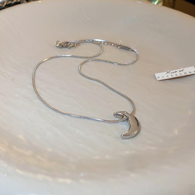 Elegant Metal Moon Choker Necklace for Women – High-End Cold Style and Unique Fashion Statement