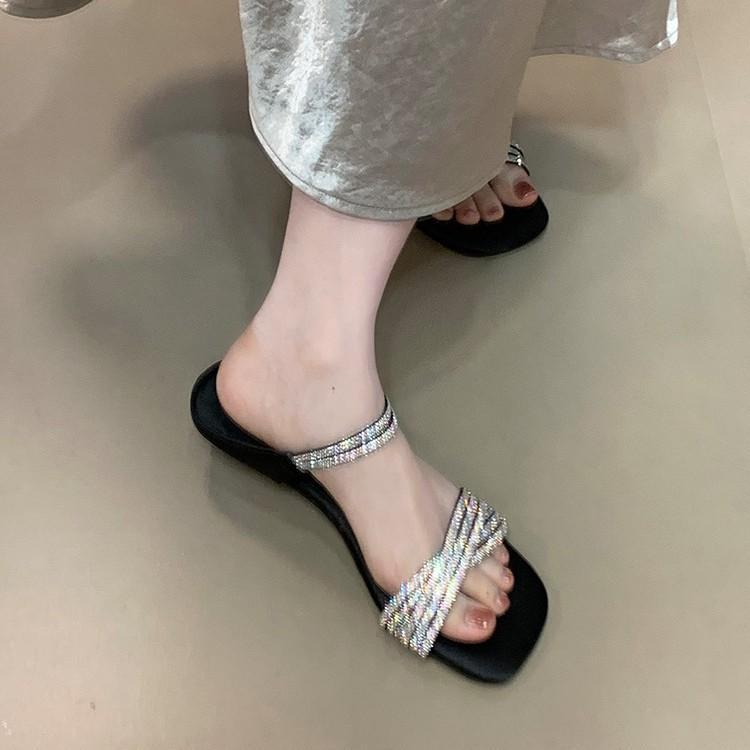 Berühmte Strasssteine mit Zehensandalen Damenmode Temperament Ein-Wort-Schleppe sexy schöne coole Hausschuhe