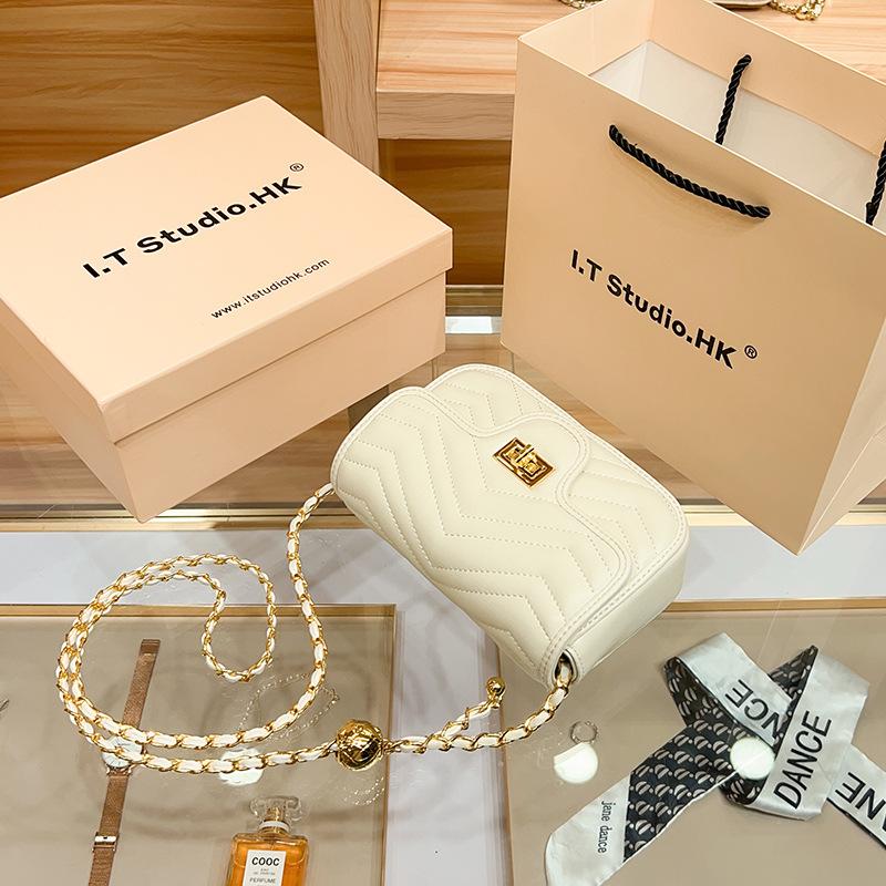 Маленькая квадратная сумка через плечо из натуральной кожи с золотым шариком — фото 3