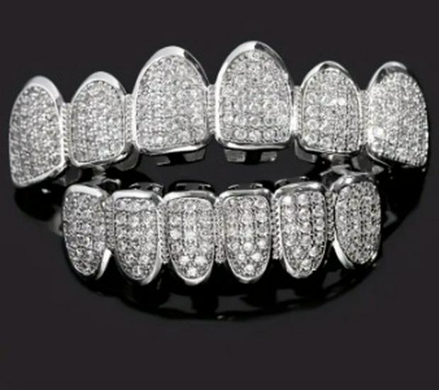Grillz de Hip-Hop Exagerados: Cobre chapado en oro real con incrustaciones de circonitas, joyería dental sin deslustre