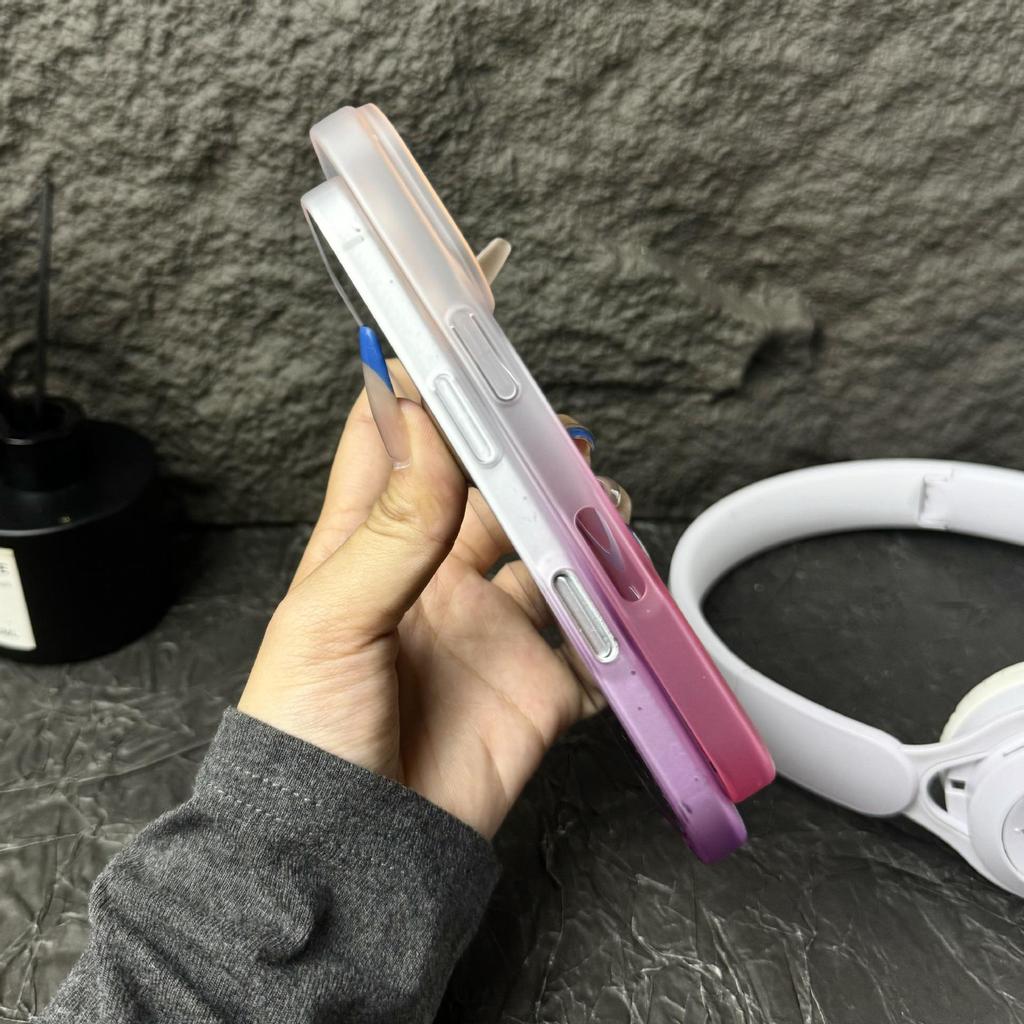 Compatible with iPhone 17 PRO MAX: Soft Gradient Color Ultra-thin Magnetic Anti-drop Protective Case.