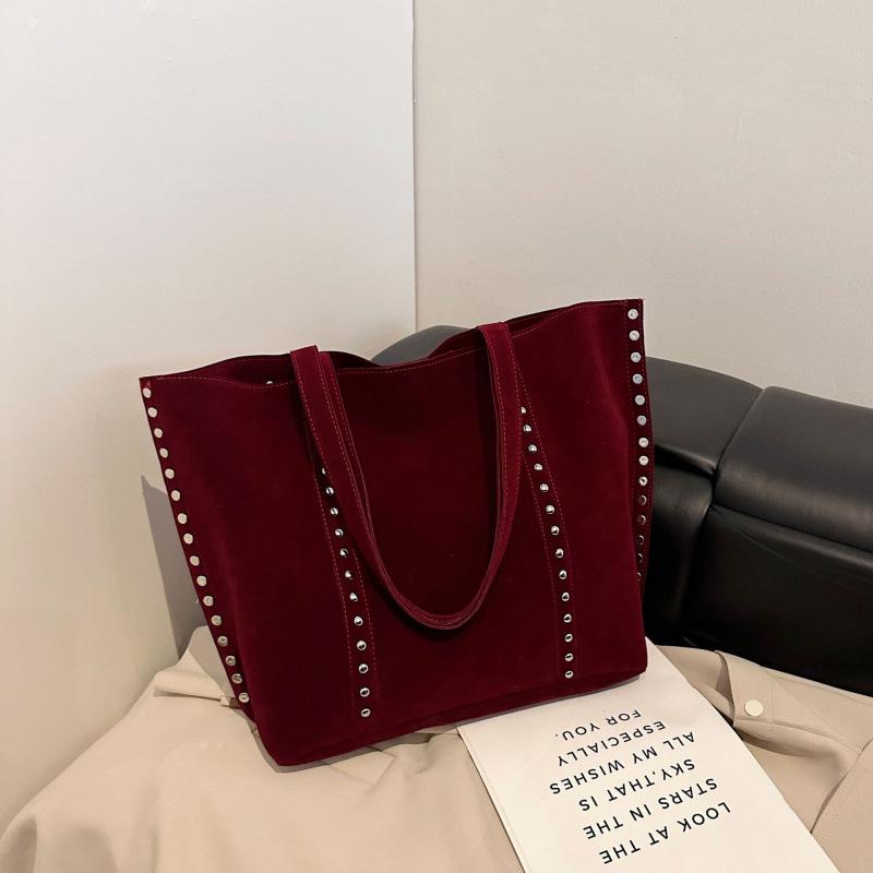 Damen Wildleder Umhängetasche mit Nieten Hobo Tasche Große Kapazität Geldbörse Handtasche Lässige Tasche Pendler Reise Tragetaschen Achseltasche Bolsa