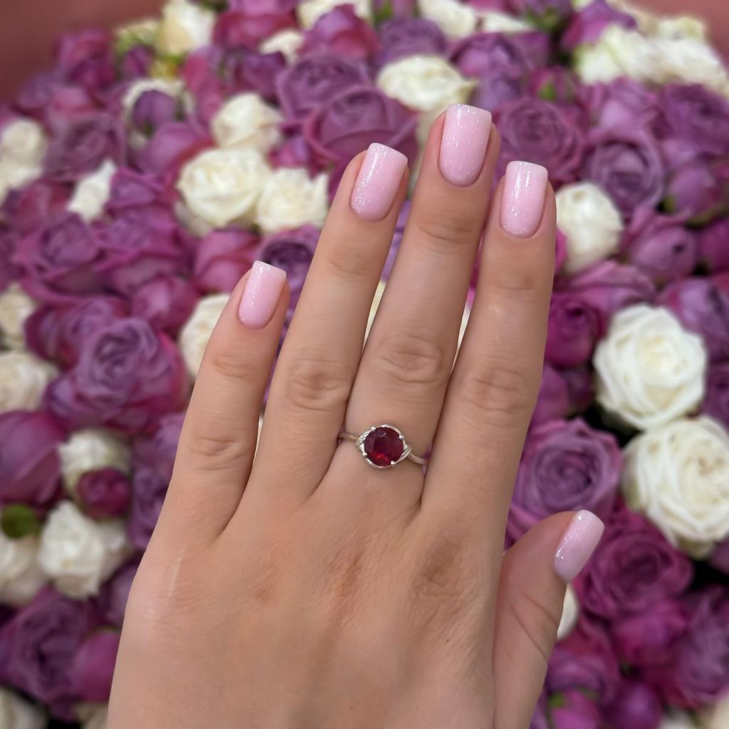 Серебряное кольцо с натуральным рубином, вес изделия 2,61 гр (2159568)