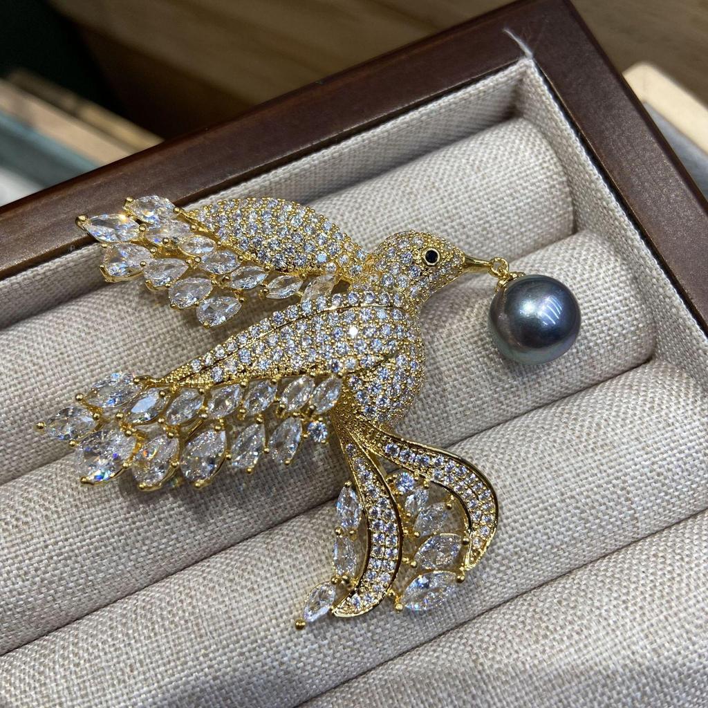 Copper-Plated Gold Bird Brooch with Zircon and Gray Pearl - Elegant Ladies' Jewelry Pin