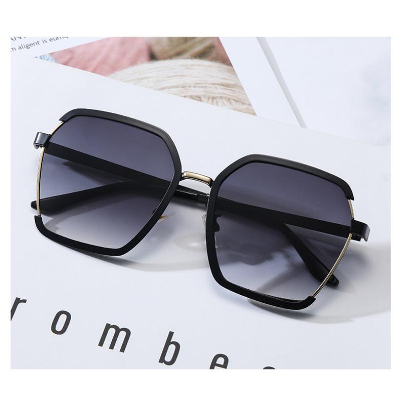 Tendance Lunettes Rétro Métal Demi-monture Lunettes de soleil Street Shooting Europe et États-Unis Lunettes de soleil Femme Protection UV.