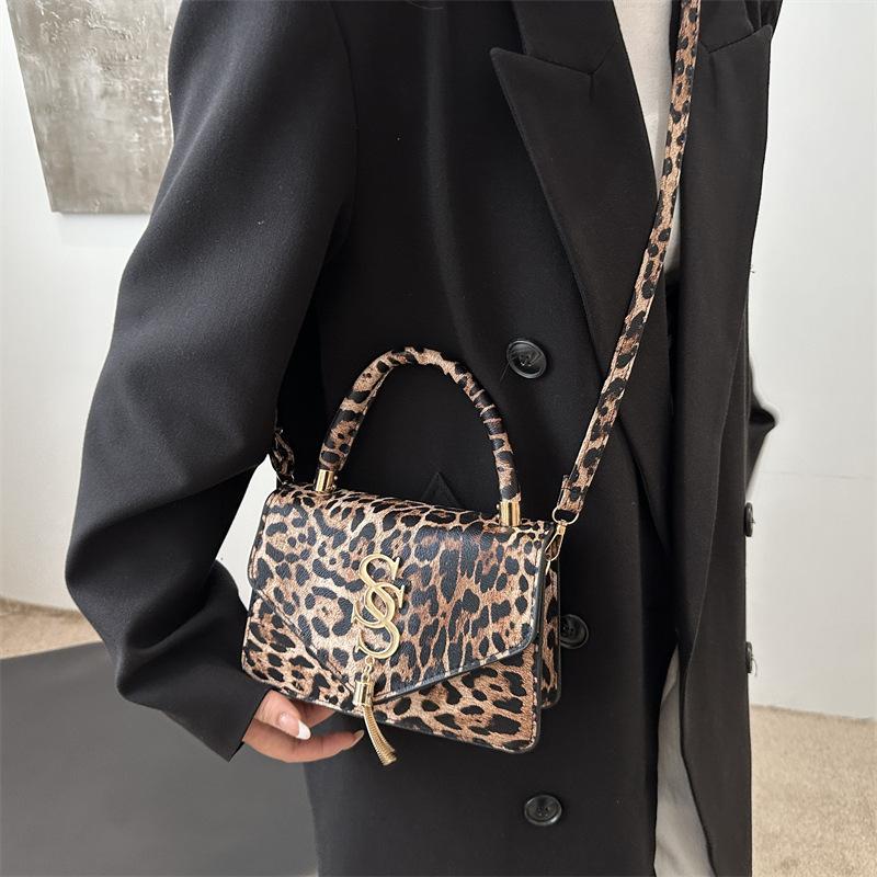 Small bag niche design leopard print 2025 new portable foreign style casual retro foreign style personalized messenger small square bag