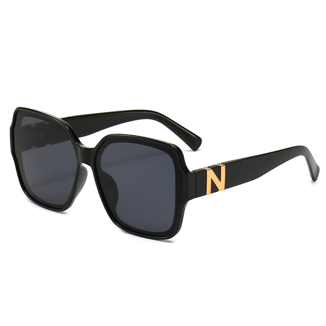 A pair of pc box wide-leg sunglasses fashion big box retro sunglasses temperament simple street sunglasses.
