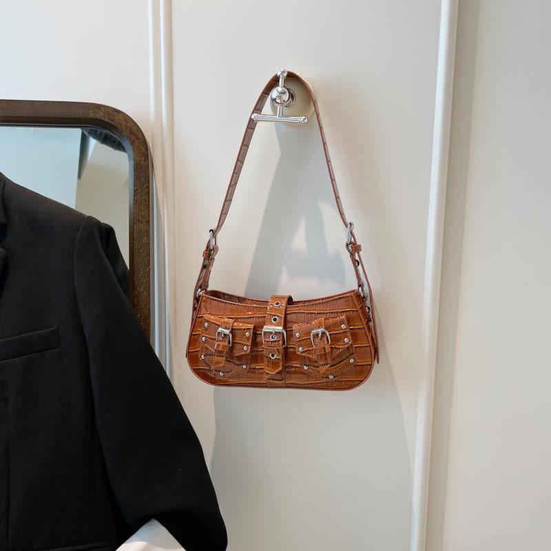 

New locomotive punk rivet belt bag locomotive style one shoulder underarm bag European and American retro bag female messenger bag tide коричневий