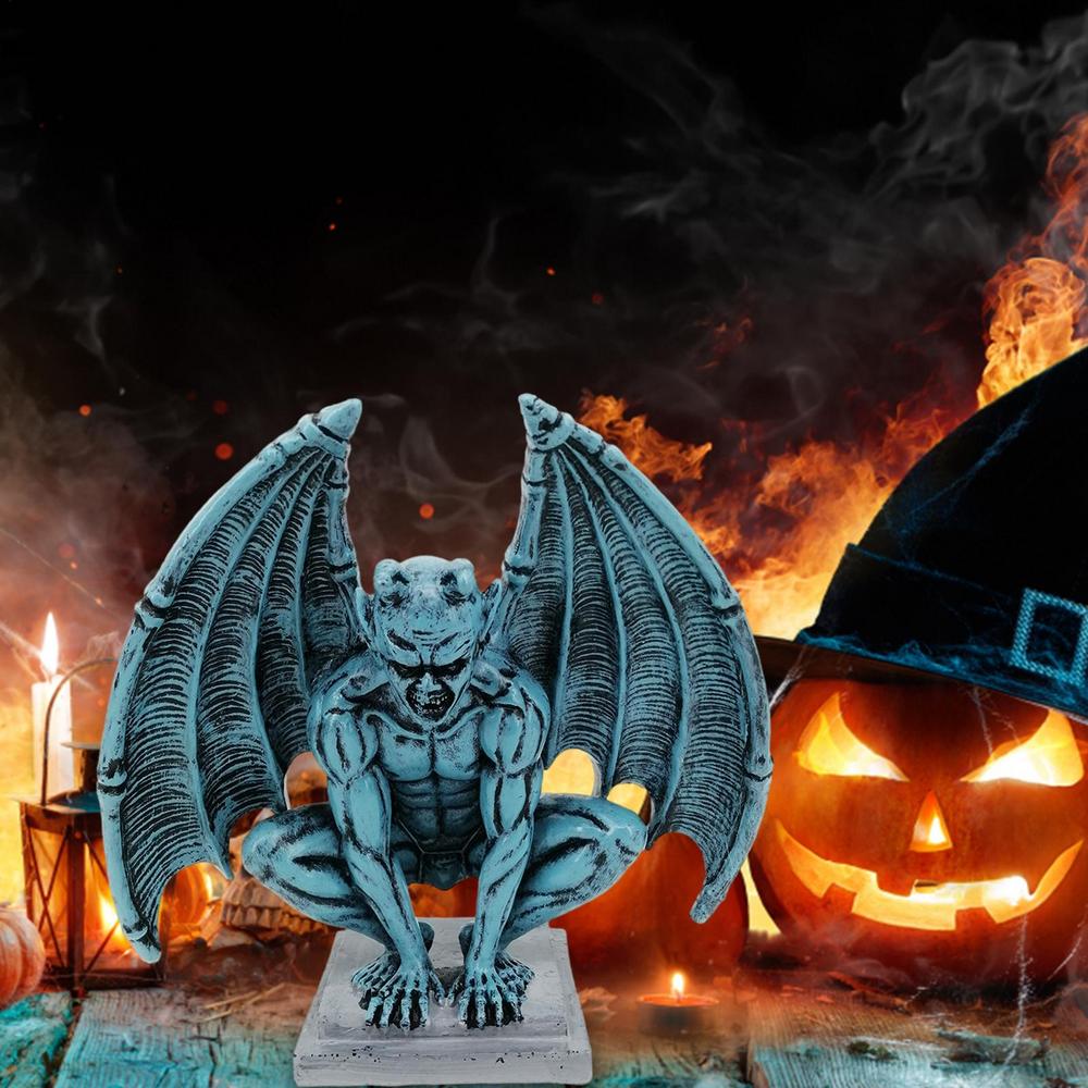 Dekorace s okřídleným chrličem, socha okřídleného chrliče, sedící chrlič, ďábel, pryskyřičná zahradní gotická socha, venkovní terasa