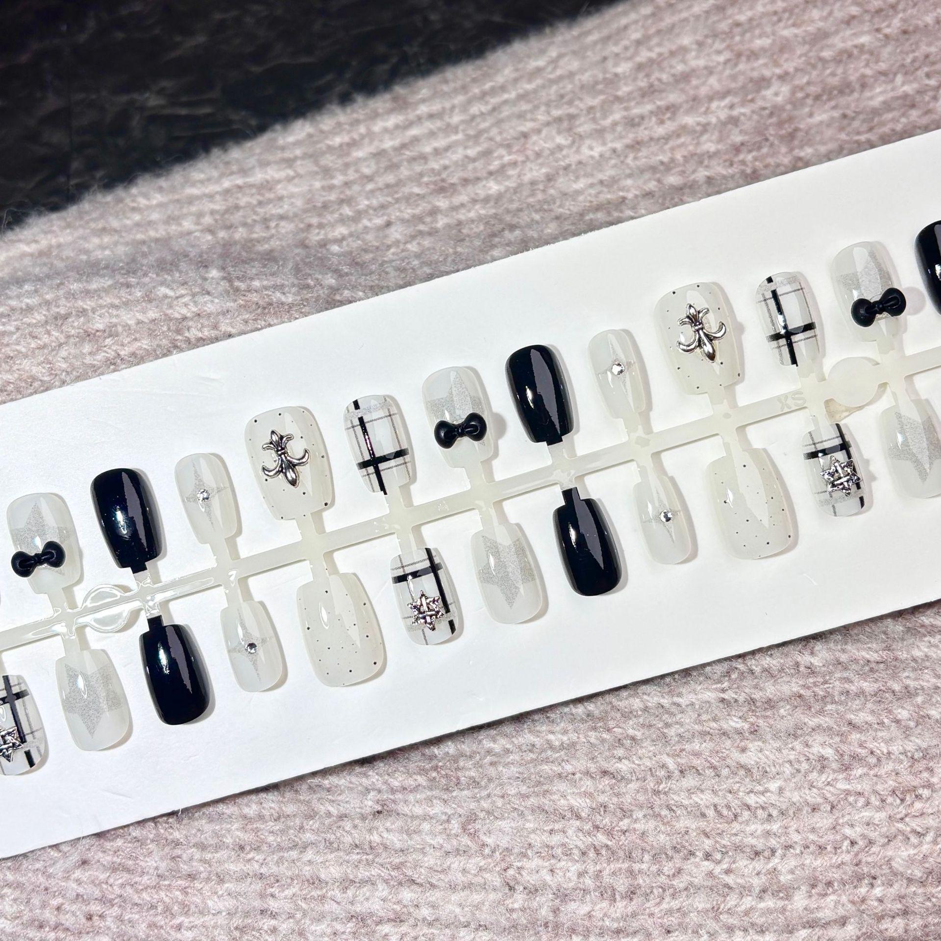 

Черно-белые накладные ногти в горошек: Минималистичный стиль Y2K миллениалов