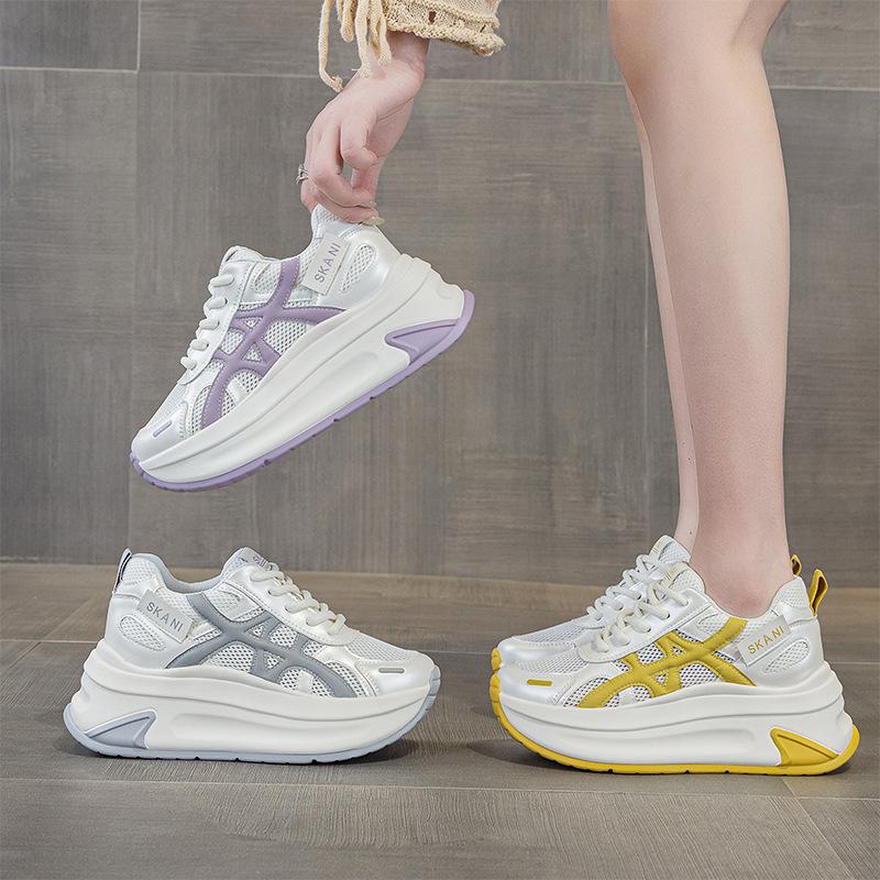 2025 neue Sommer Mesh atmungsaktiv kleine weiße Schuhe Damen Freizeit Sport bequem flache Sohle erhöhend Board Schuhe hohle Schuhe