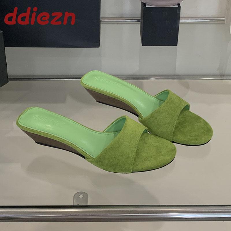 Mode Luxusmode Flock Damen Keilabsatz Hausschuhe Weibliche Pantoletten Sandalen Schuhe Runde Zehenpartie Schuhe Damen Absatz-Hausschuhe Keilabsatzschuhe