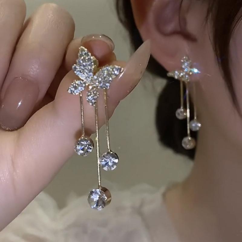 

A two-wearing butterfly tassel long stud earrings, with a sense of design and temperament, super shiny full diamond earrings, high-end fashion