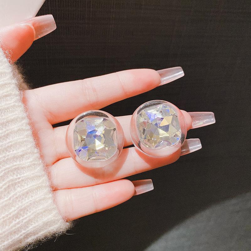 Simple high-end design niche temperament stud earrings women's light luxury fashion personalized earrings exquisite versatile sweet cool earrings