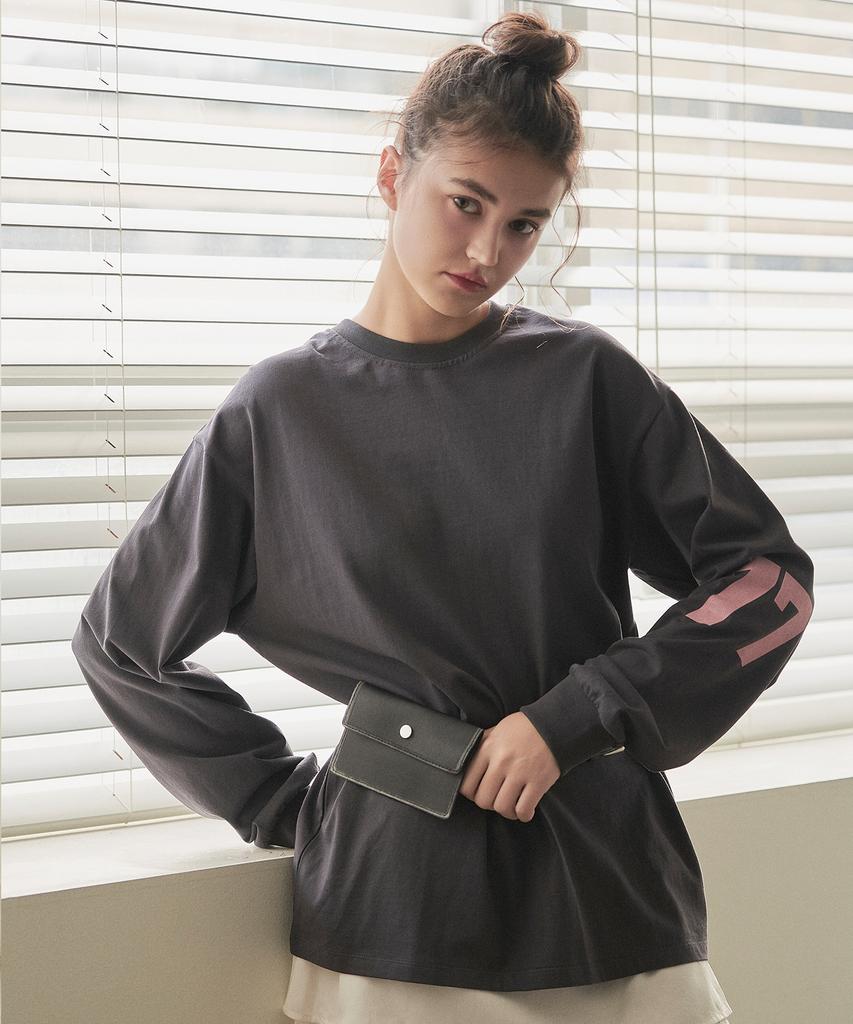 Iteoneolmomeonteu Number Point Loose Long Sleeve Tee _ Charcoal