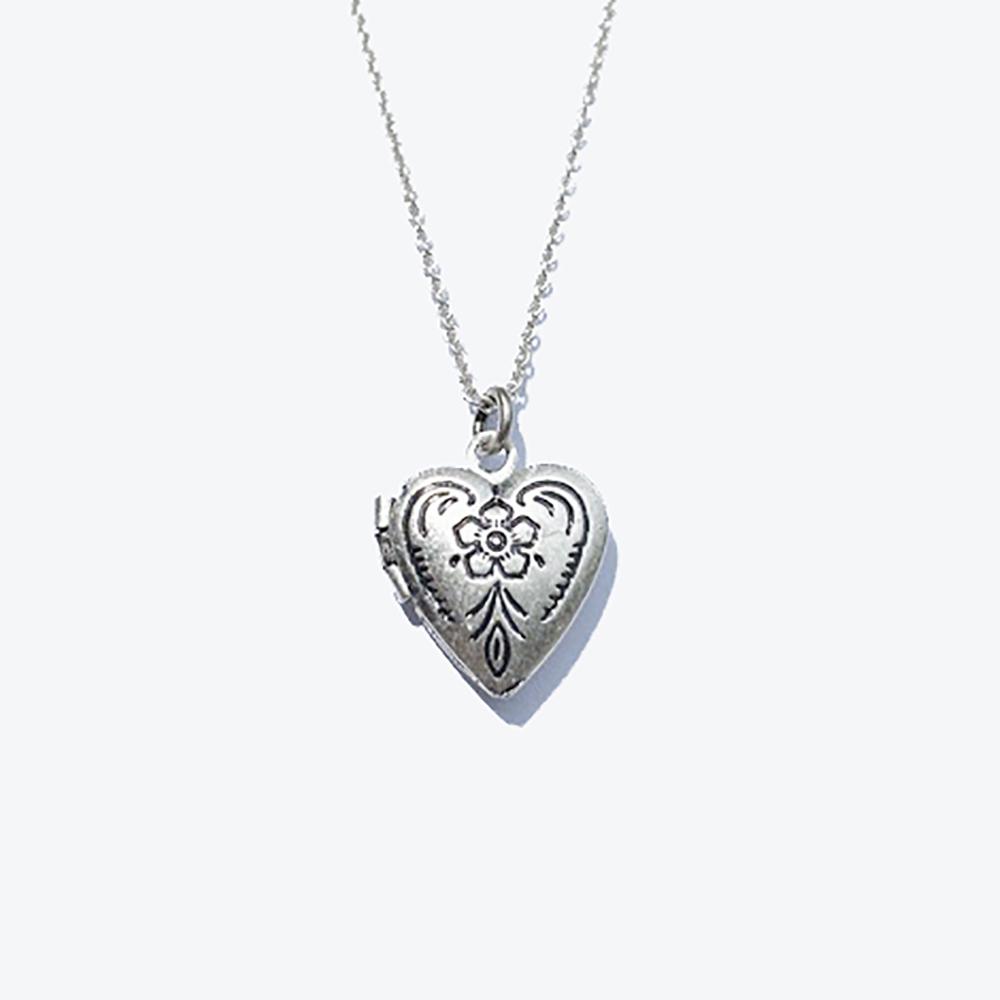 Rush Off Heart Socket Pendant Chain Necklace (Silver Plated)