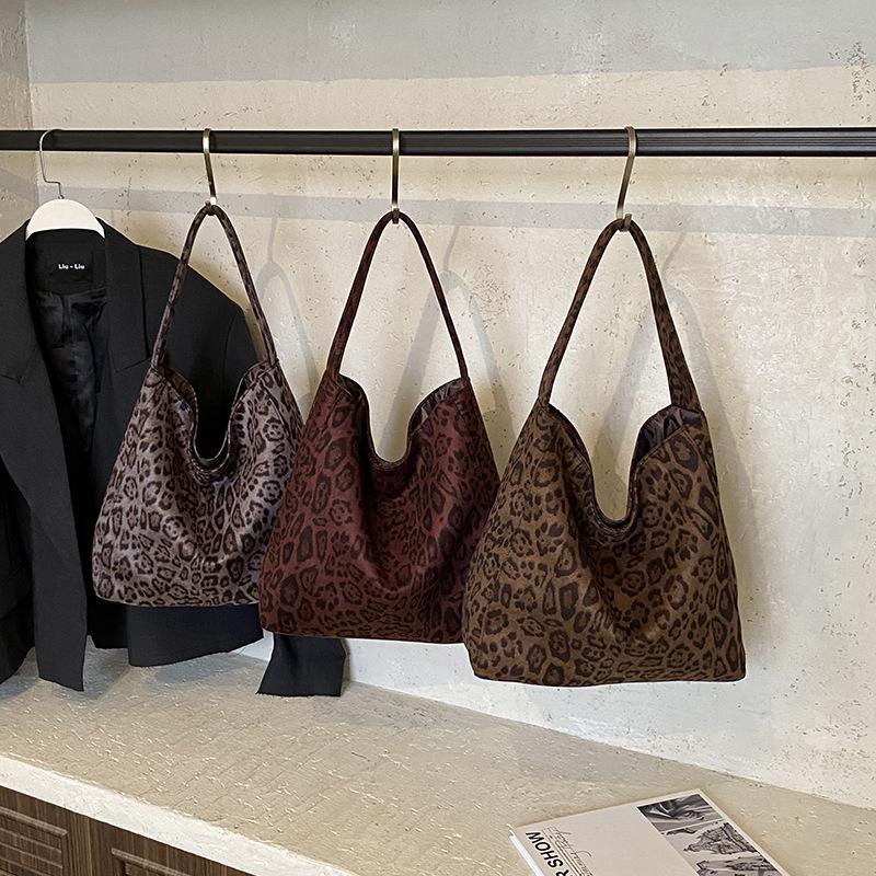 Chic Leopard Print Shoulder Bag: Trendy Versatile Underarm Handbag for Women