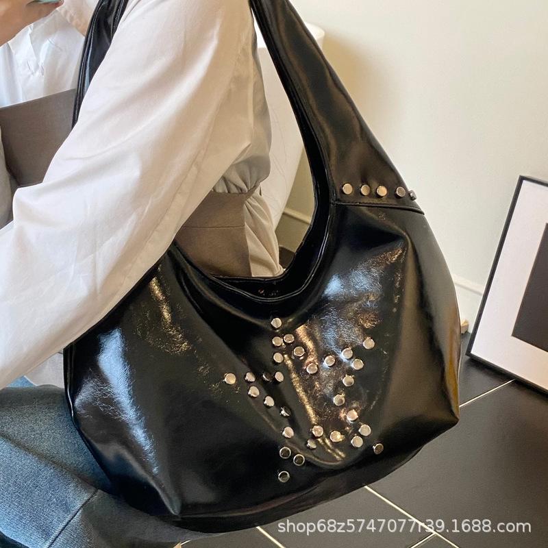 Niche Commuter Women's Bag 2025 New Fashion Shoulder Bag Rivet Underarm Bag Large Capacity European and American Bucket Bag