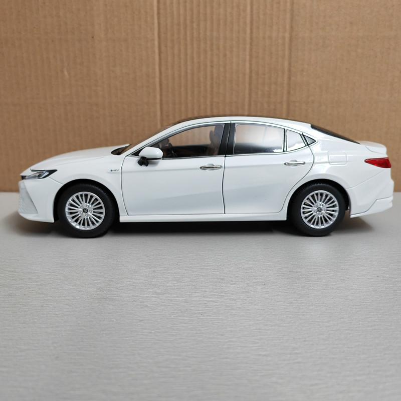 1:18 2025 CAMRY High Simulation Diecast Car Metal Alloy Model Car Toys For Children Gift Collection