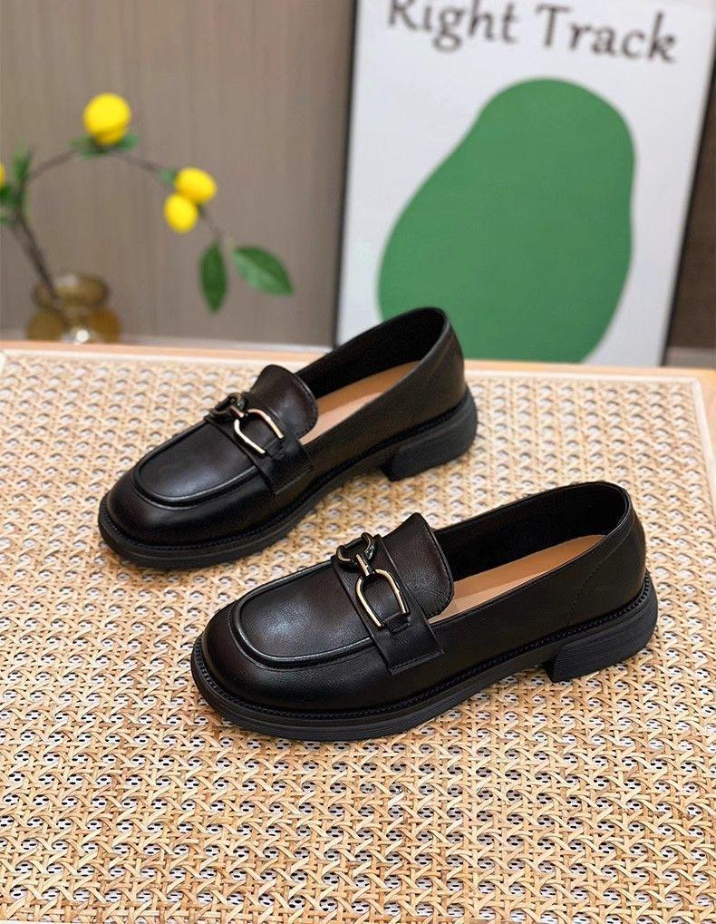 Mocassini super morbidi da donna 2025 nuovi scarpe piccole in pelle britanniche primavera ed estate scarpe da donna a un pedale popolari scarpe singole con suola piatta