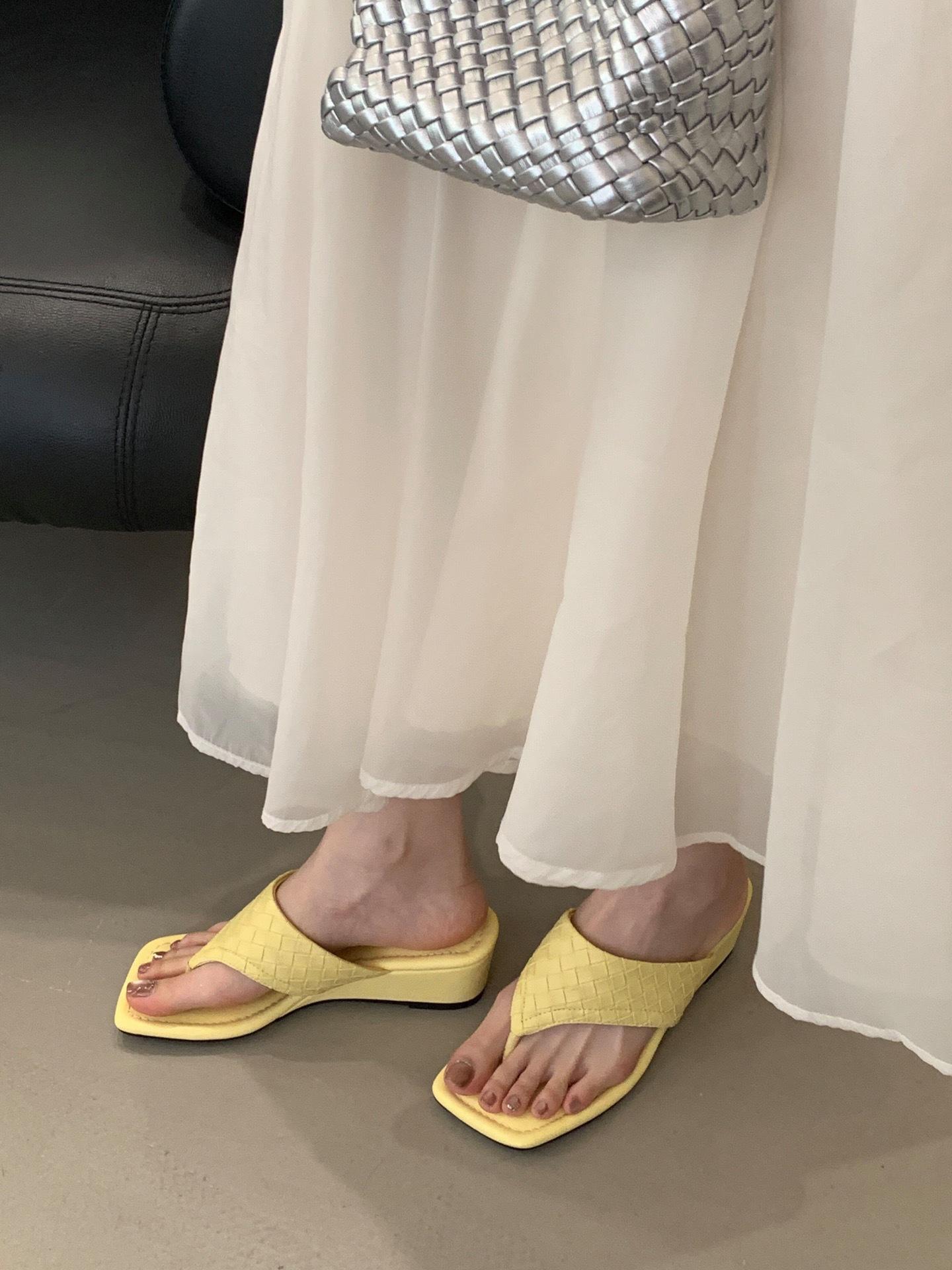 

Retro silver sandals wedge flip-flops 2025 summer new design sense niche fashion toe sandals women s shoes 40 жёлтый