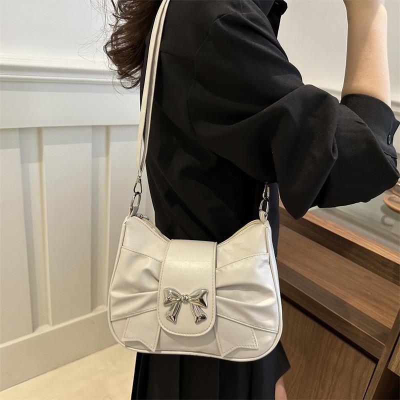 Fashionable Crescent Shoulder Bag Trendy Street Style For Women 2024 With Pleats In Black