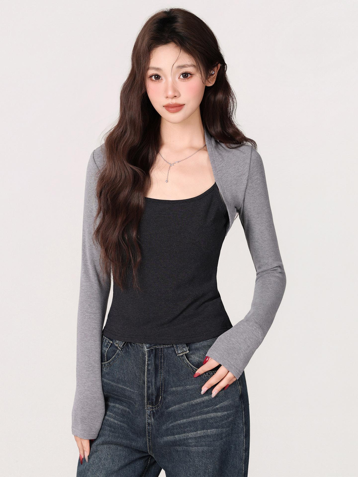 

Design sense fake two pieces splicing contrasting colors inner bottoming shirt women s autumn new slim and thin unique top S темно-серого