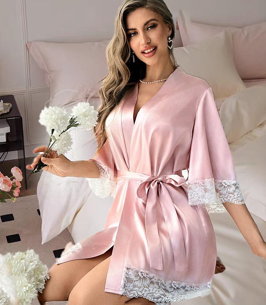 Pyjama Grande Taille pour Femme en Soie Glacée avec Peignoir en Dentelle