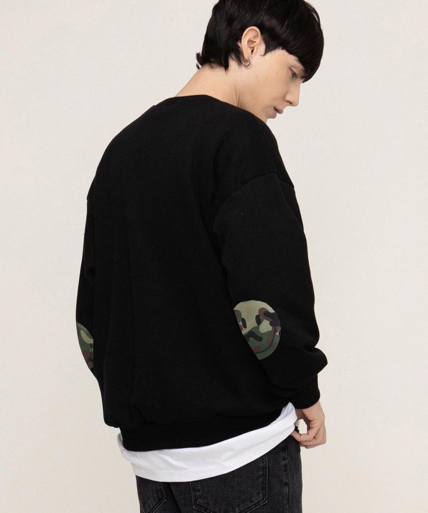 GRAVER [Unisex] Elbow Camo Dot Smile Sweatshirt_Black
