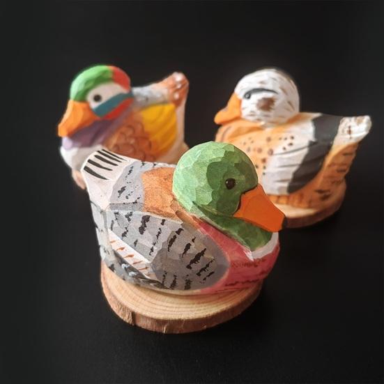 Wooden Duck Figurine Hand-Carved Duck Statue Small Rustic Wildlife Sculpture Collectible Ornament for Indoor Desk Shelf Decor