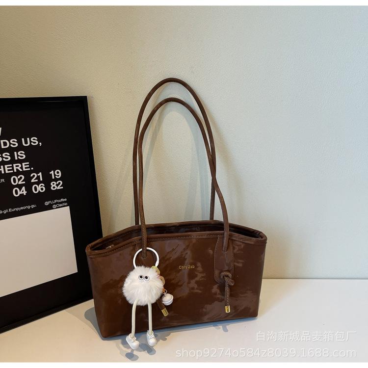 

Tote bag premium sense retro bag women s 2025 new autumn and winter handbag shoulder bag popular commuter armpit bag темно-коричневого