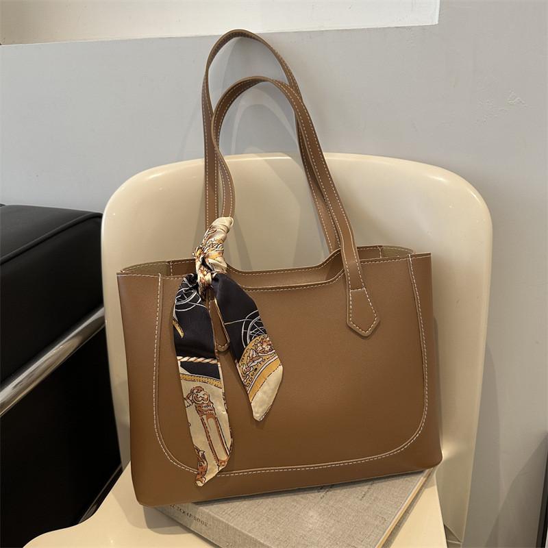 Chic Large Capacity Women's Tote Bag Trendy Design With Stylish Zipper Closure